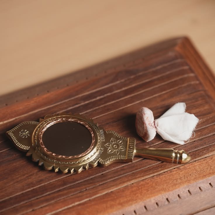 Aranmula kannadi metal mirror